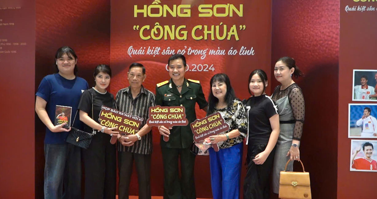 Hồng Sơn h&agrave;o hứng ra mắt cuốn tự truyện. Ảnh: KIM NG&Acirc;N
