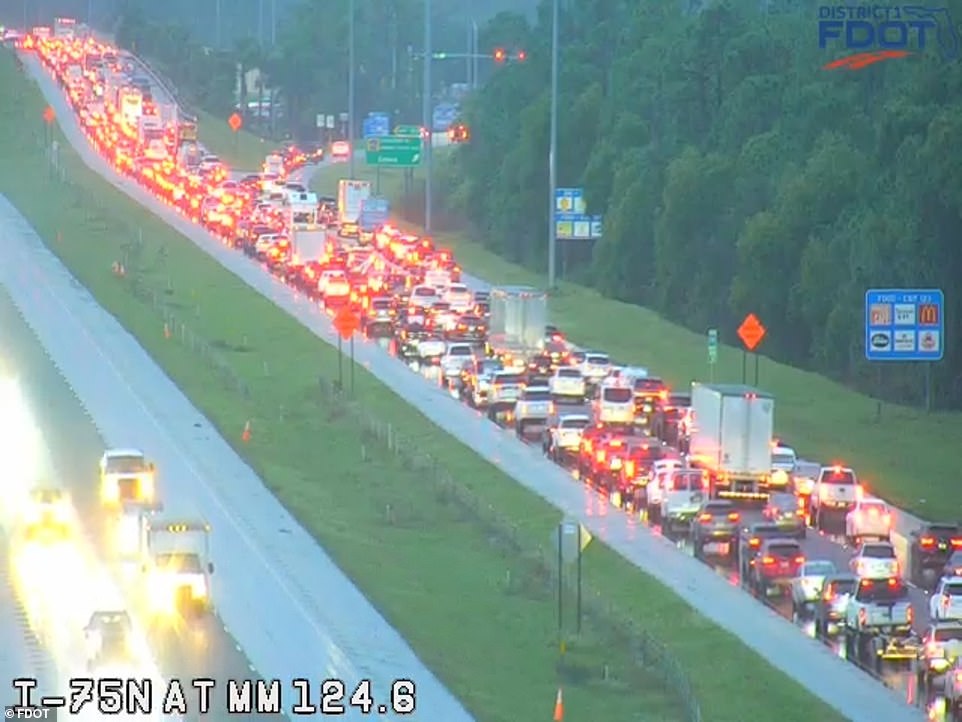 Giao thông đang tắc nghẽn nghiêm trọng trên đường hướng tới Miami, bang Florida. Ảnh: FDOT