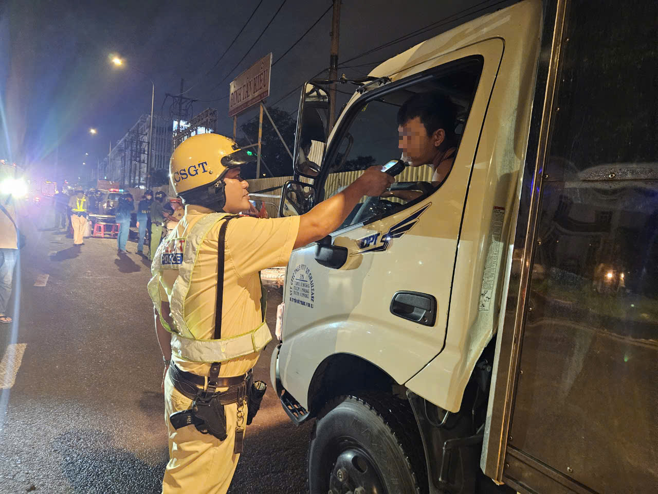 Nhiều lực lượng kiểm tra an to&agrave;n giao th&ocirc;ng tại chợ đầu mối lớn nhất TP HCM- Ảnh 4.