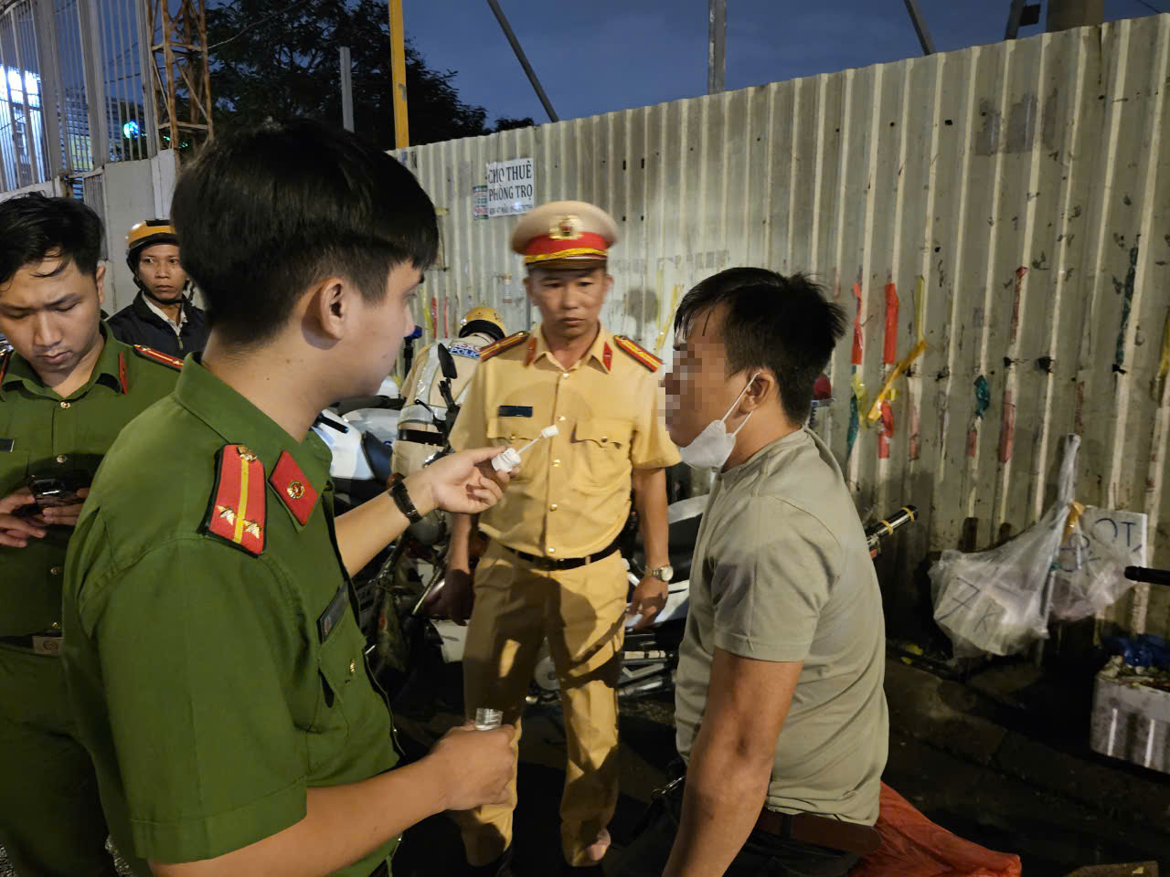 Nhiều lực lượng kiểm tra an to&agrave;n giao th&ocirc;ng tại chợ đầu mối lớn nhất TP HCM- Ảnh 5.