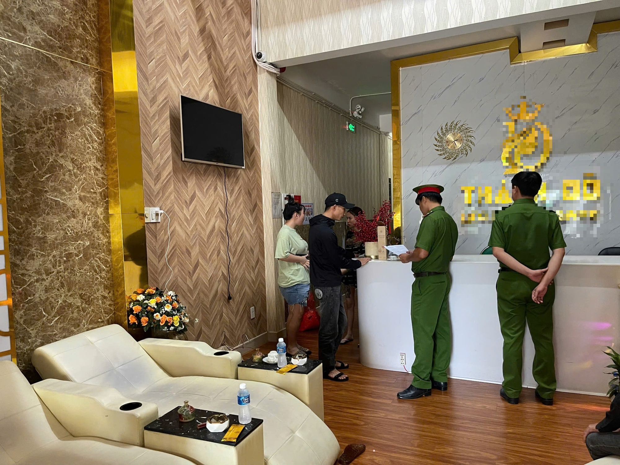C&ocirc;ng an giải cứu 6 nữ nh&acirc;n vi&ecirc;n massage bị giam lỏng ở B&igrave;nh Thuận- Ảnh 4.