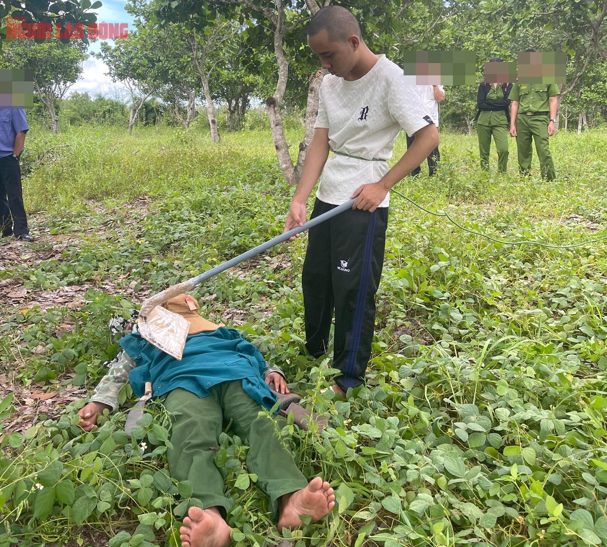 Thực nghiệm hiện trường vụ con trai giết mẹ ruột rồi ch&ocirc;n x&aacute;c - Ảnh 3.