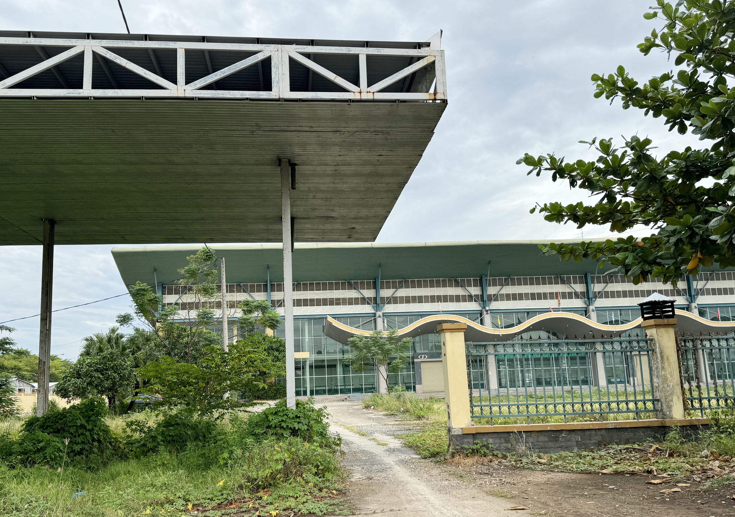 Bến xe trăm tỉ ở Đà Nẵng bỏ hoang hơn chục năm- Ảnh 2.