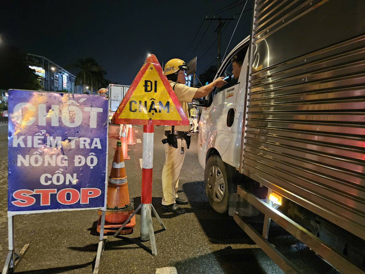 Nhiều lực lượng kiểm tra an to&agrave;n giao th&ocirc;ng tại chợ đầu mối lớn nhất TP HCM- Ảnh 1.
