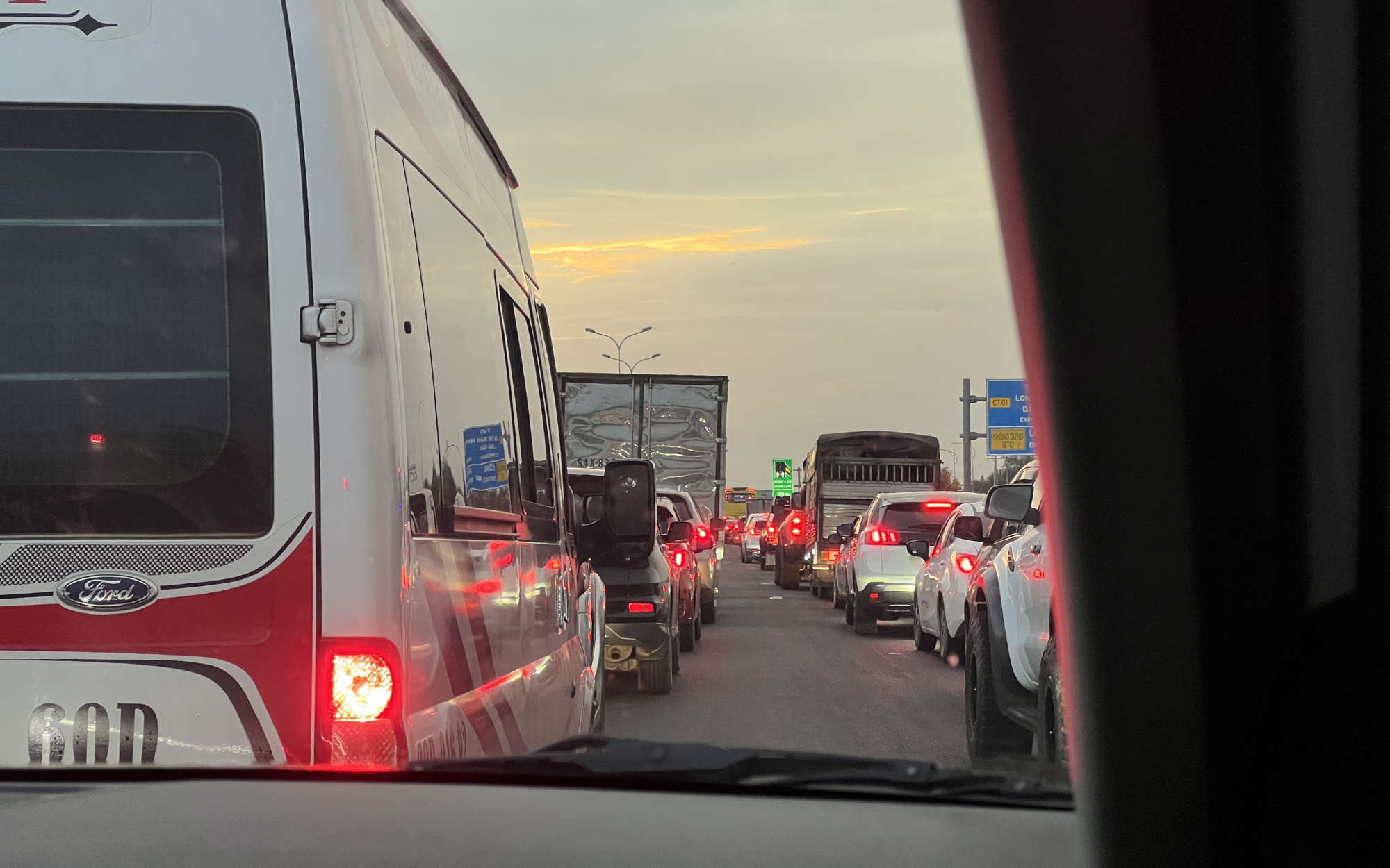 Nguyên nhân kẹt xe kéo dài trên cao tốc TP HCM - Long Thành - Dầu Giây sáng nay