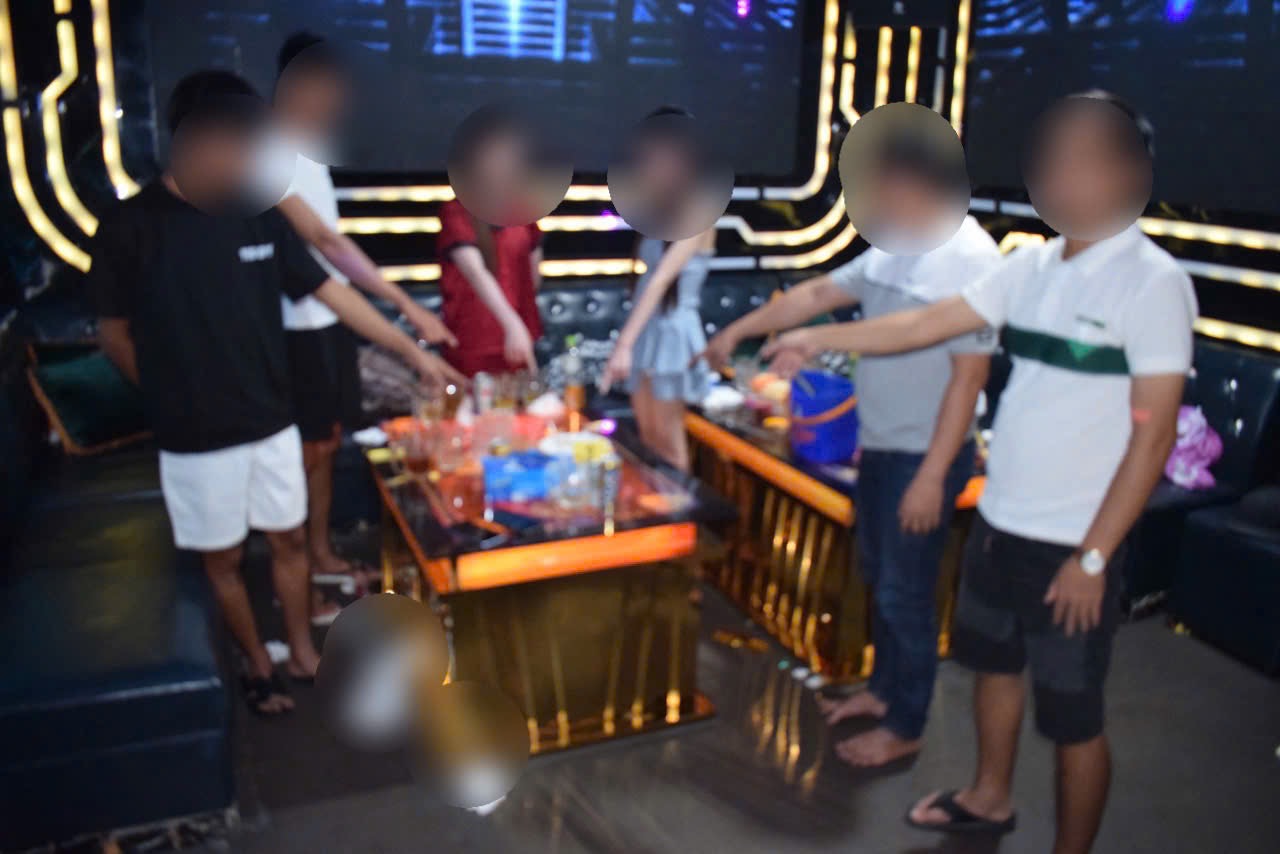 Tổ c&ocirc;ng t&aacute;c đặc biệt đột k&iacute;ch qu&aacute;n karaoke ở T&acirc;y Ninh - Ảnh 1.