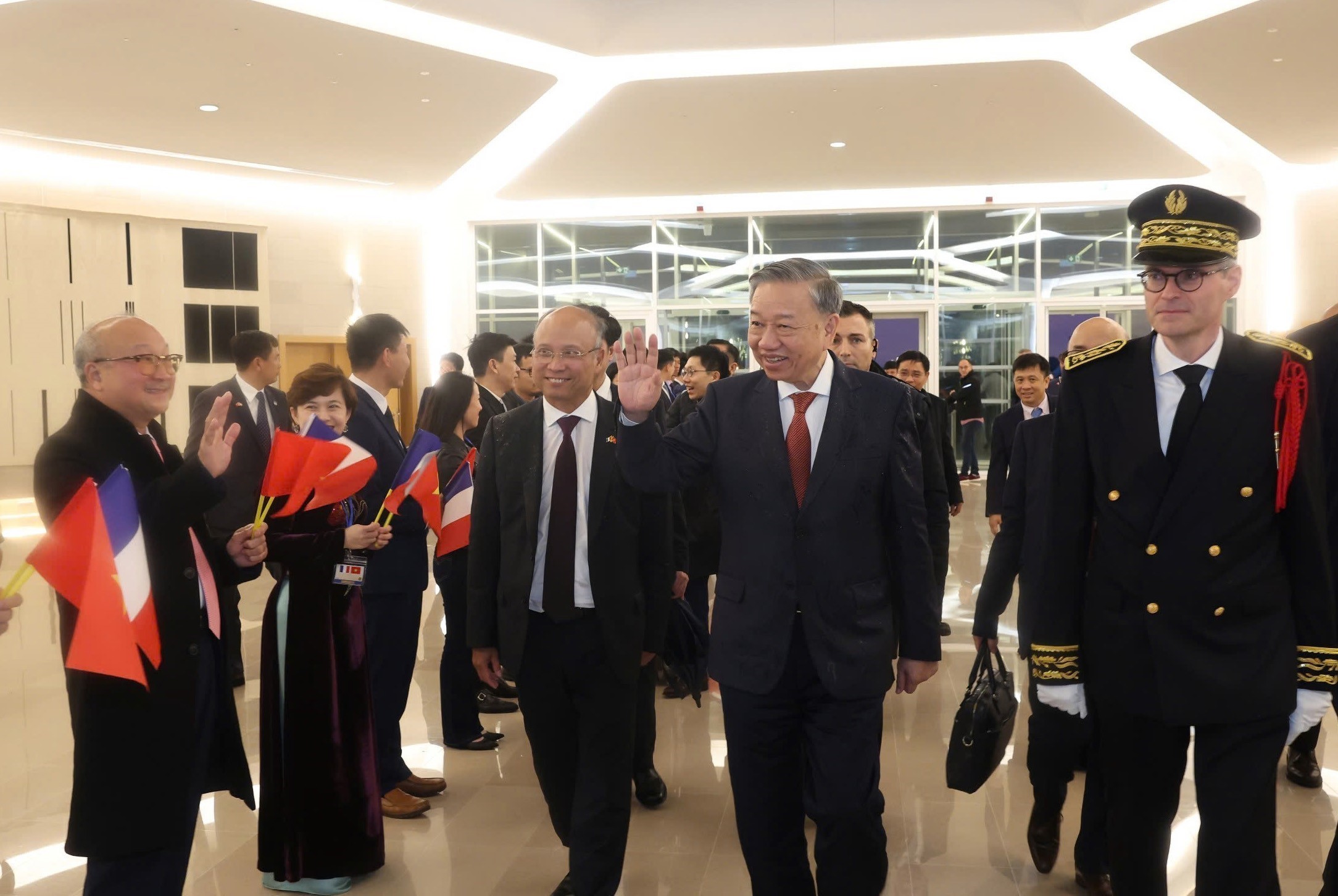 Tổng B&iacute; thư, Chủ tịch nước T&ocirc; L&acirc;m rời thủ đ&ocirc; Paris về nước, kết th&uacute;c tốt đẹp chuyến tham dự Hội nghị cấp cao Ph&aacute;p ngữ lần thứ 19 v&agrave; thăm ch&iacute;nh thức Cộng h&ograve;a Ph&aacute;pẢnh: TTXVN
