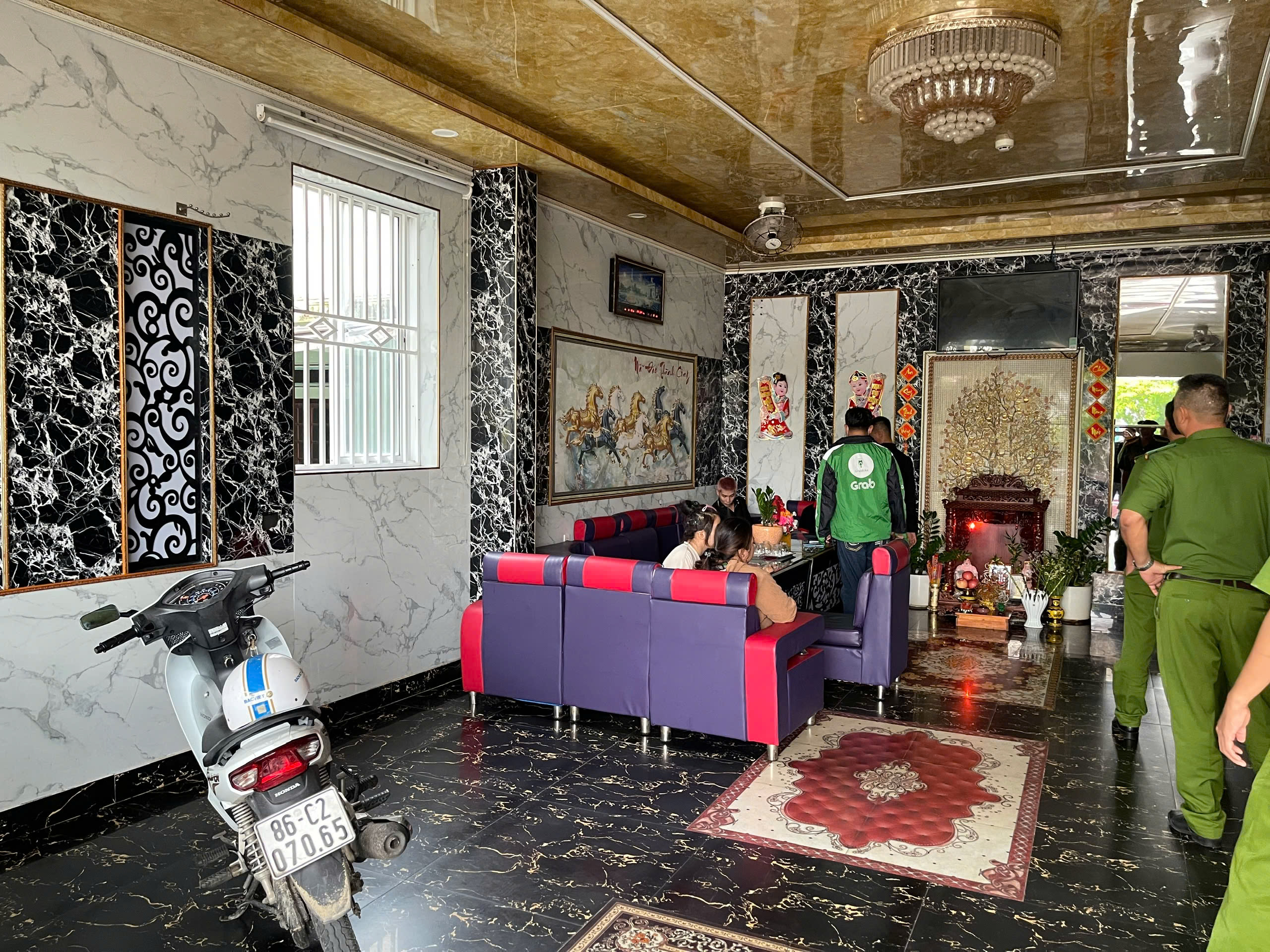 C&ocirc;ng an giải cứu 6 nữ nh&acirc;n vi&ecirc;n massage bị giam lỏng ở B&igrave;nh Thuận- Ảnh 3.