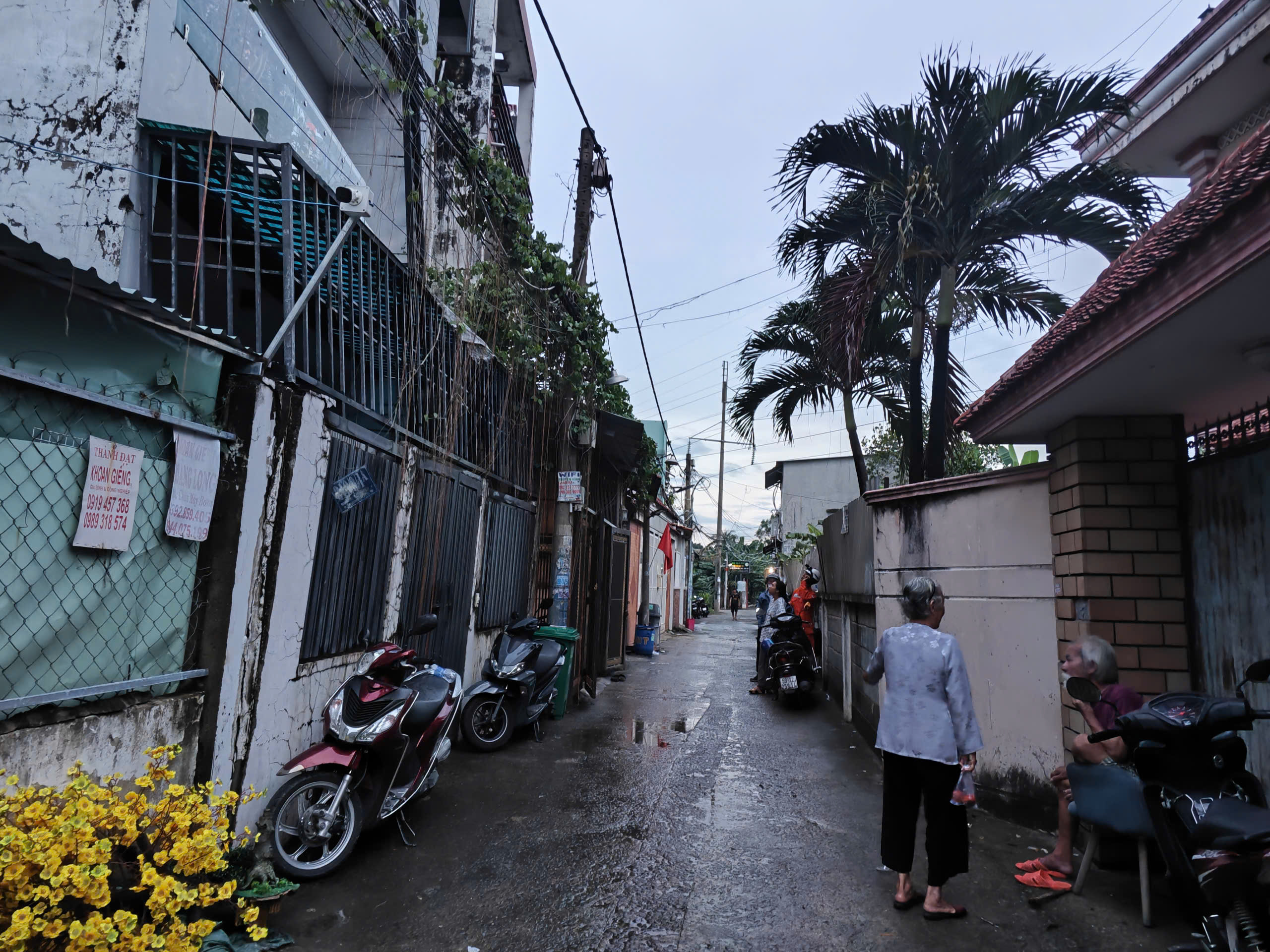 TP HCM: Người đ&agrave;n &ocirc;ng nghi bị điện giật tử vong tr&ecirc;n tầng thượng- Ảnh 1.