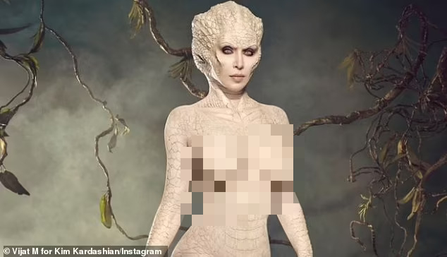 Kim Kardashian g&acirc;y sốt khi h&oacute;a c&aacute; sấu bạch tạng- Ảnh 1.
