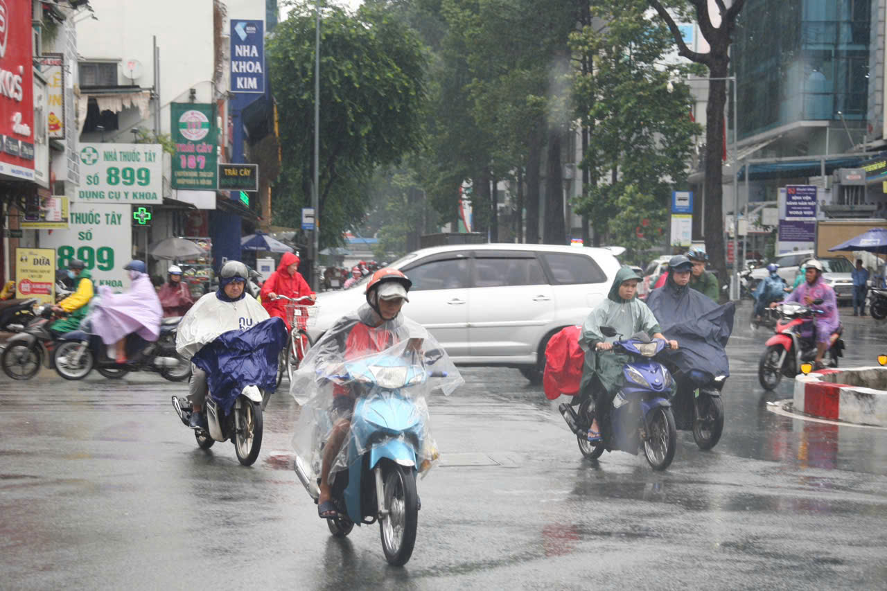 Thời tiết TP HCM h&ocirc;m nay, 2-11: Tia UV đạt mức nguy cơ g&acirc;y hại cao từ 10 giờ đến hơn 14 giờ- Ảnh 1.