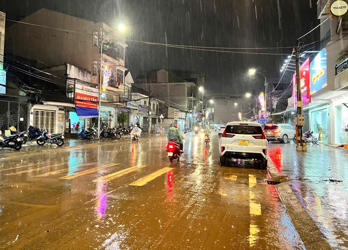 Đ&agrave; Lạt mưa rất lớn, đường Phan Đ&igrave;nh Ph&ugrave;ng lại ngập s&acirc;u- Ảnh 1.