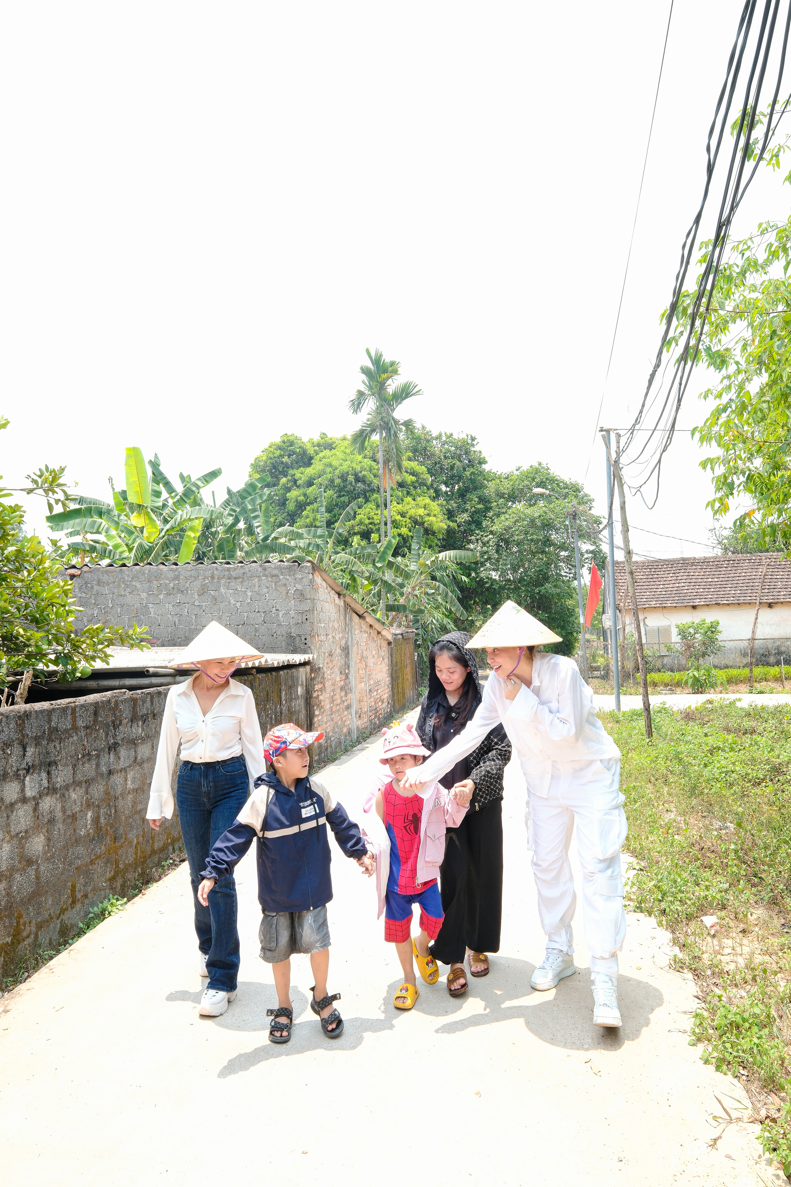 Hồ Ngọc Hà khóc khi chia sẻ với bé trai mồ côi
- Ảnh 2.