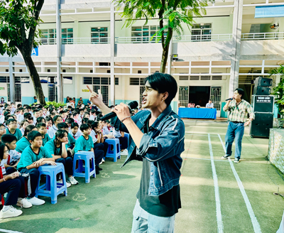 "Đất nước trọn niềm vui": Top 5 ca khúc dẫn đầu bảng xếp hạng - Ảnh 2.