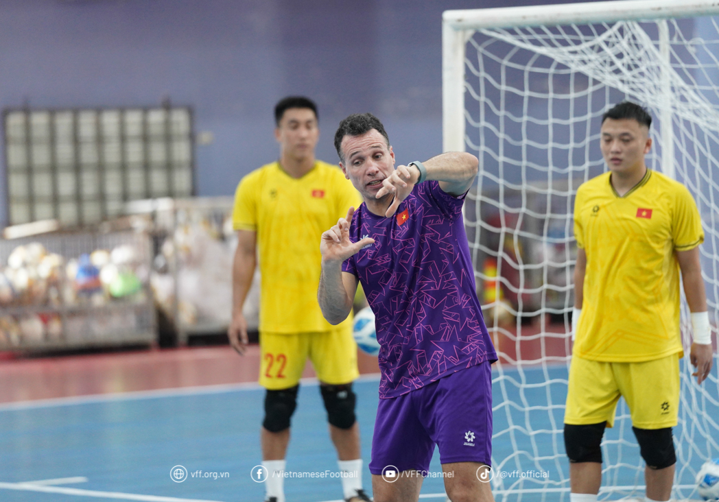 Đ&aacute;nh gi&aacute; cao futsal Việt Nam, HLV Timor Leste kh&ocirc;ng lo trước trận ra qu&acirc;n- Ảnh 1.