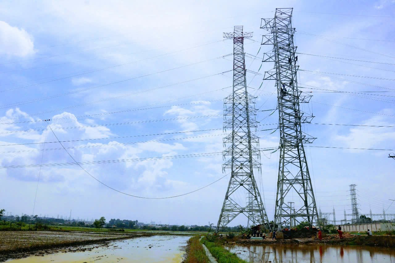 A tall metal towers in a field Description automatically generated with medium confidence