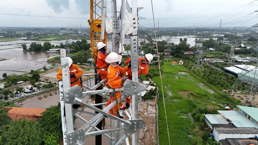 A group of people in orange uniforms Description automatically generated