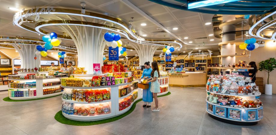 Kh&aacute;ch bay quốc tế nhộn nhịp, c&ocirc;ng ty của tỉ ph&uacute; Johnathan Hạnh Nguyễn kiếm bộn tiền - Ảnh 2.