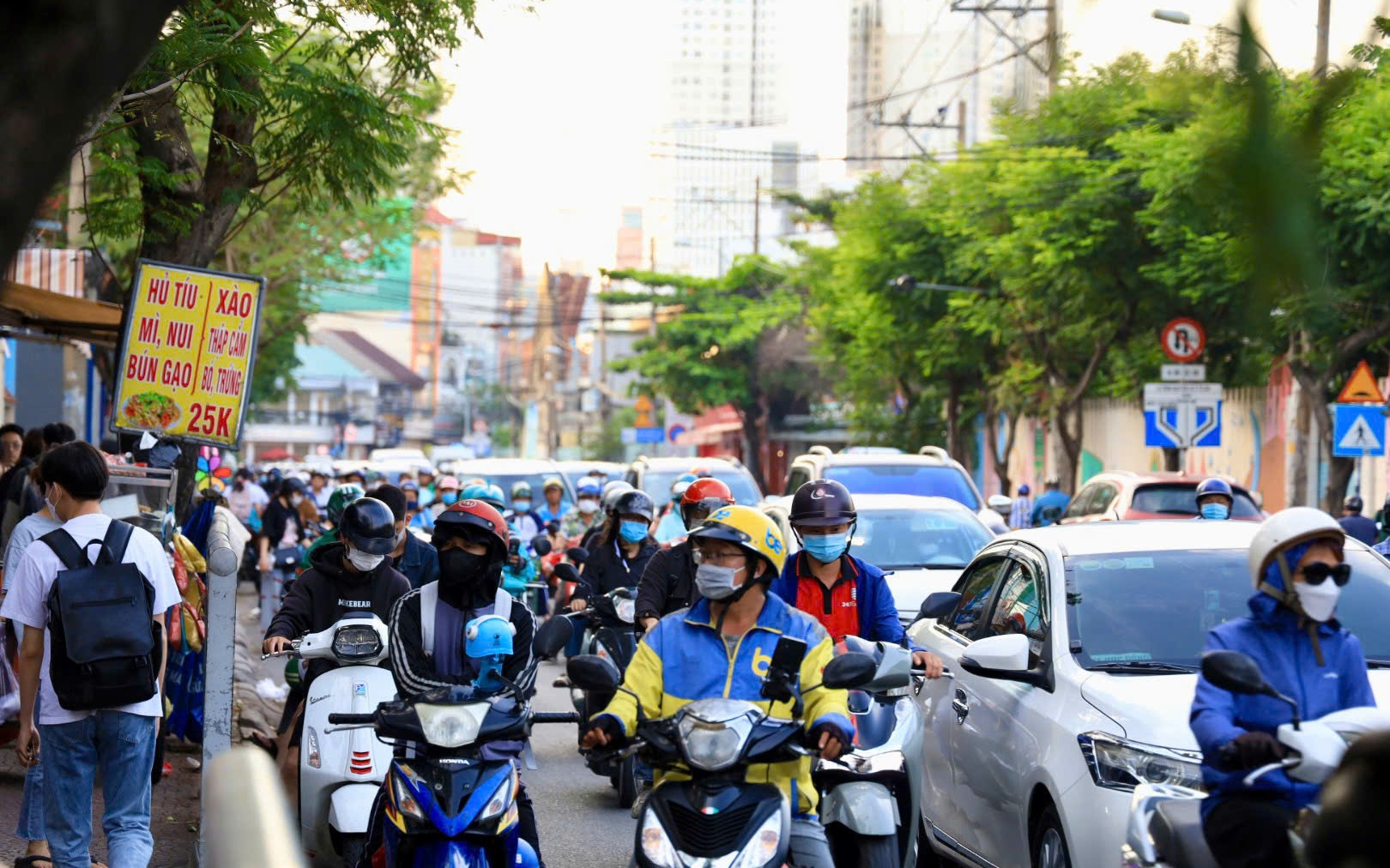 Cận cảnh đường Nguyễn Tất Thành ùn ứ sáng, chiều 