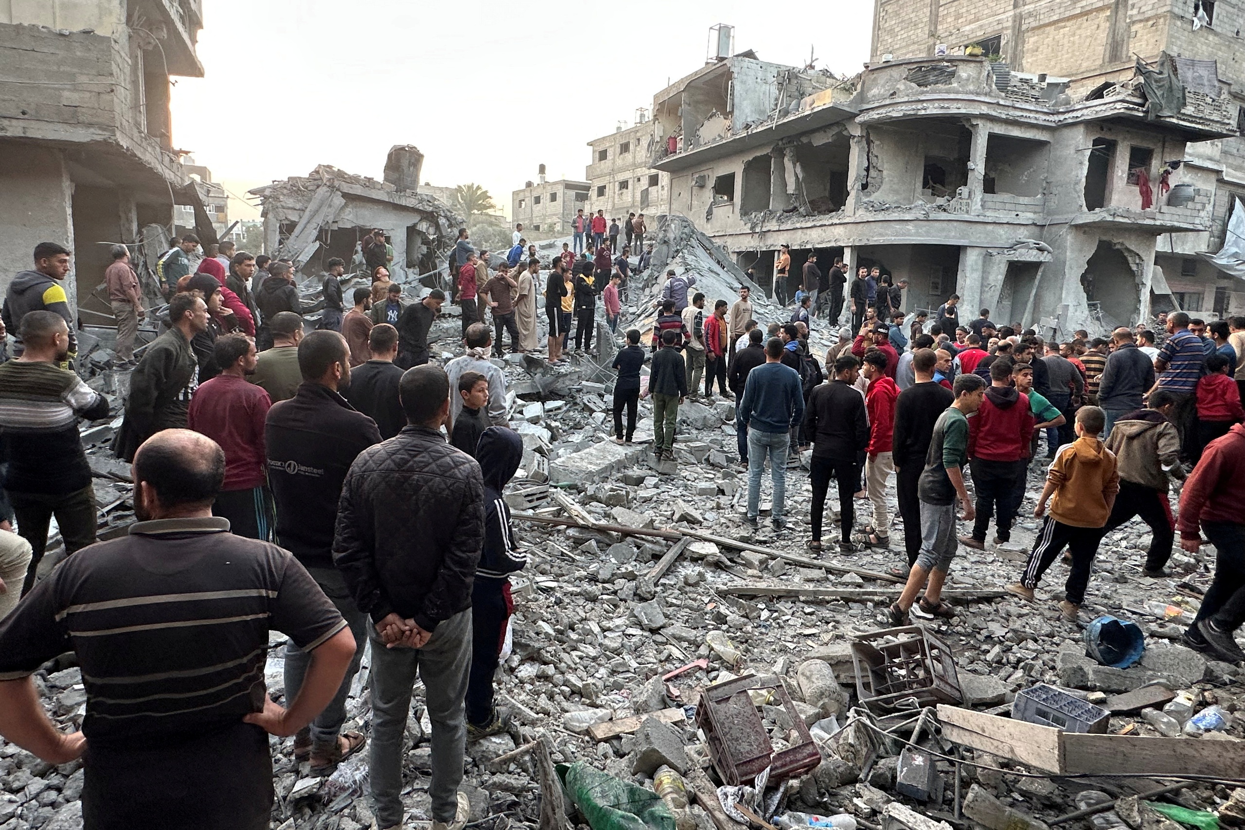 Người Palestine tập trung tại một khu vực bị Israel không kích ở Jabalia, phía Bắc Dải Gaza hôm 10-11 Ảnh: REUTERS