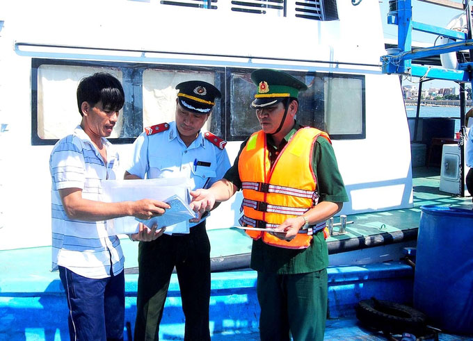 Lực lượng chức năng của tỉnh Bình Định trực tiếp xuống tàu tuyên truyền cho ngư dân thực hiện tốt quy định pháp luật. Ảnh: ĐỨC ANH