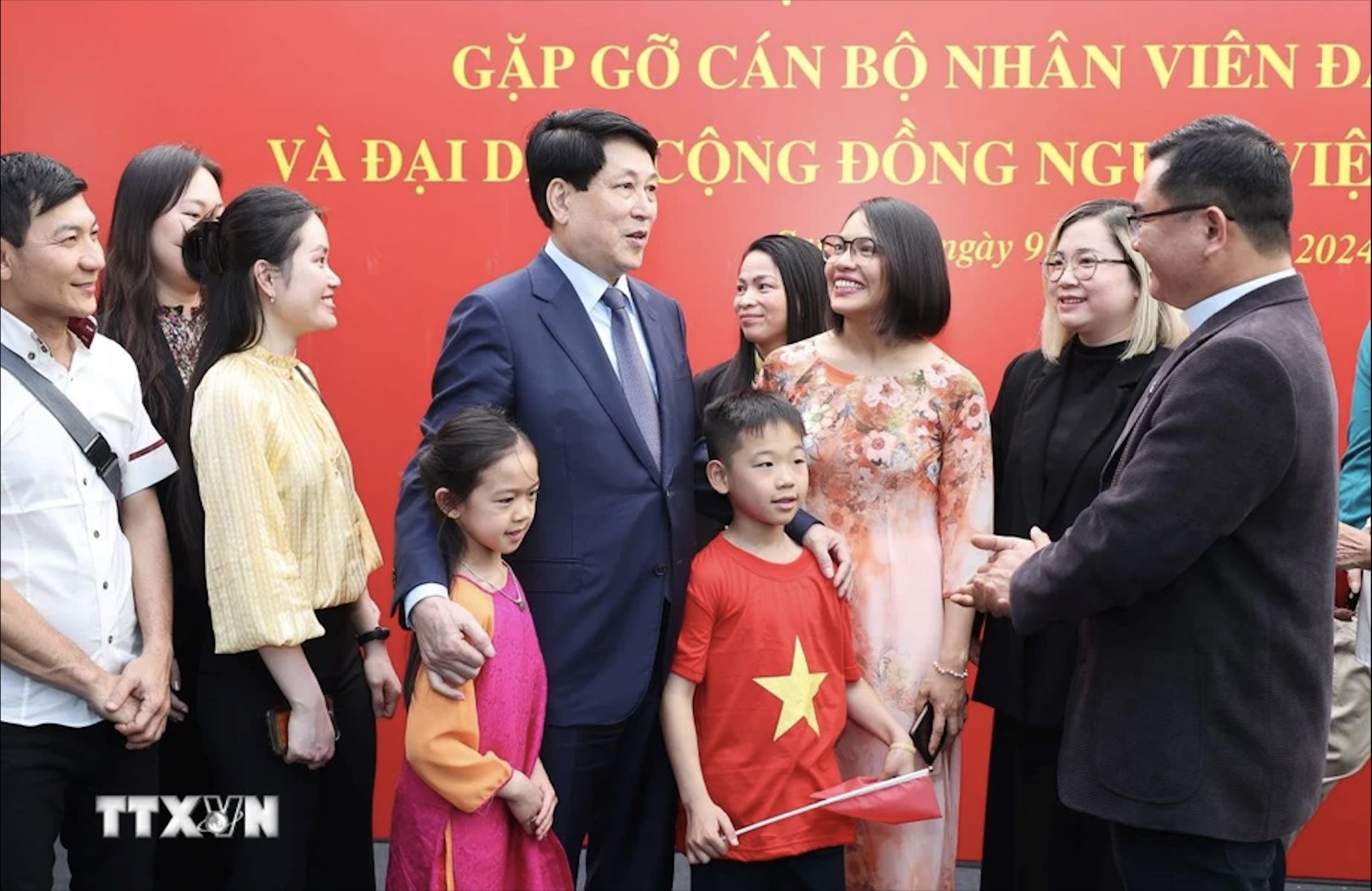 Chủ tịch nước Lương Cường thăm Đại sứ qu&aacute;n v&agrave; cộng đồng người Việt Nam tại Chile- Ảnh 1.