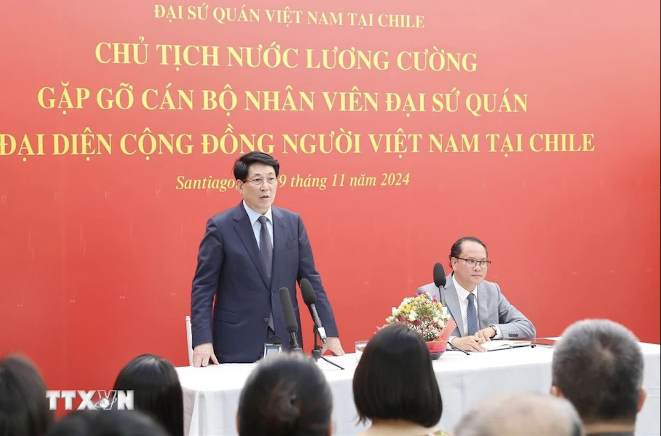 Chủ tịch nước Lương Cường thăm Đại sứ qu&aacute;n v&agrave; cộng đồng người Việt Nam tại Chile- Ảnh 4.