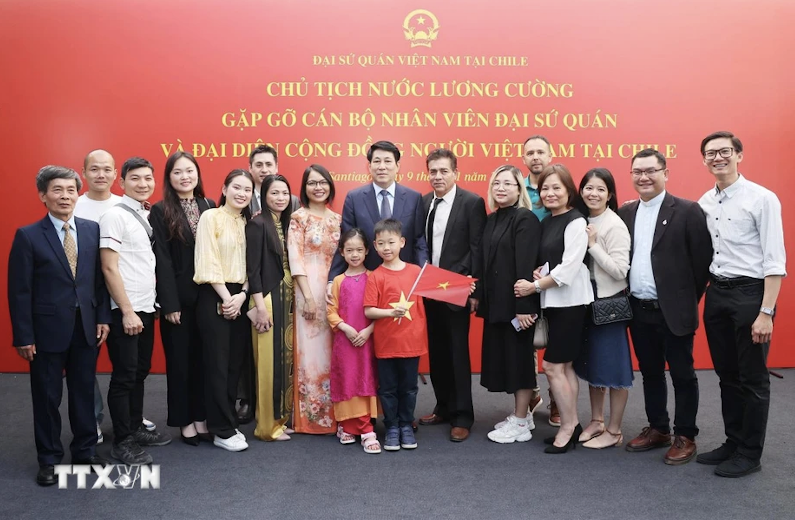 Chủ tịch nước Lương Cường thăm Đại sứ qu&aacute;n v&agrave; cộng đồng người Việt Nam tại Chile- Ảnh 6.