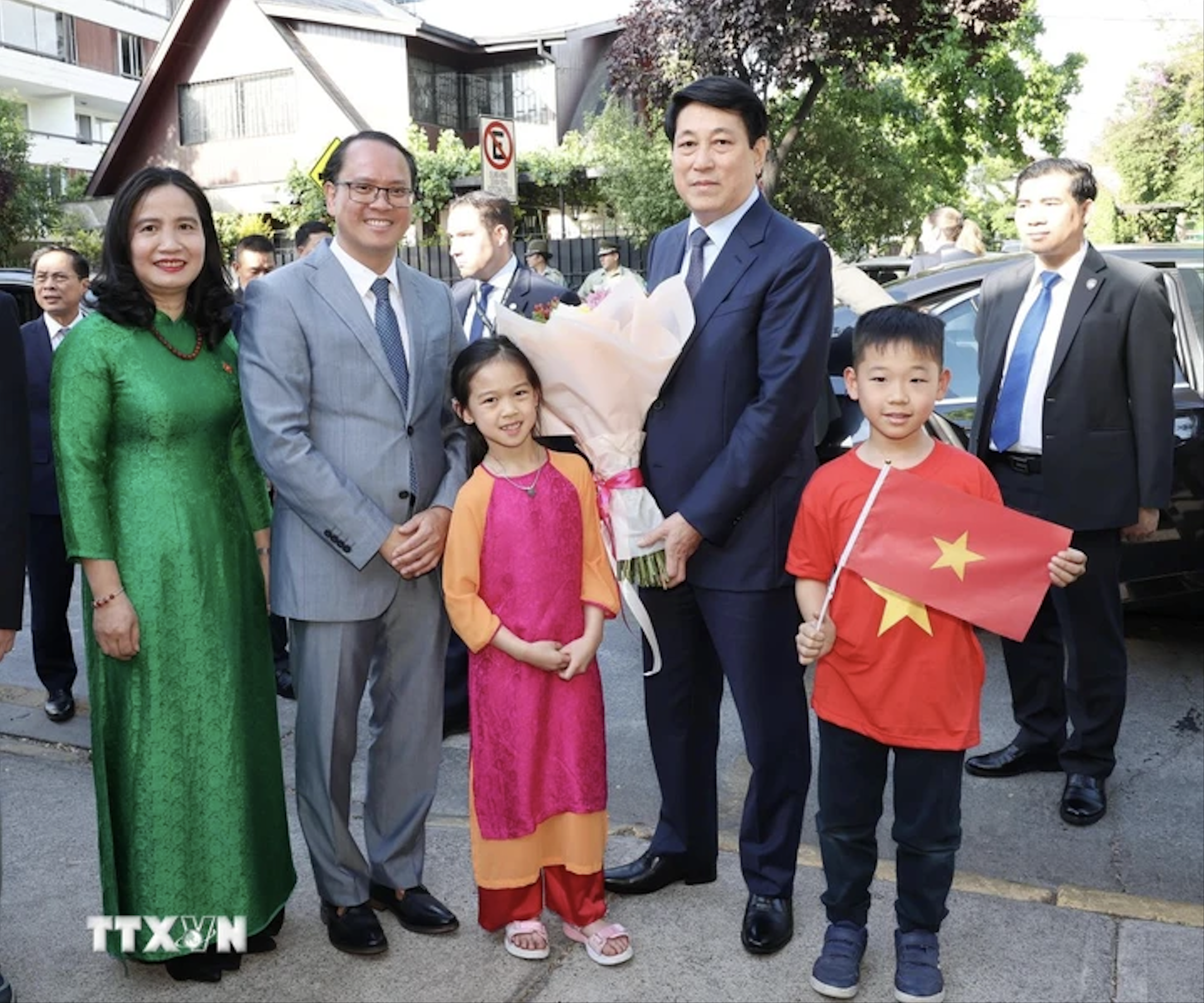 Chủ tịch nước Lương Cường thăm Đại sứ qu&aacute;n v&agrave; cộng đồng người Việt Nam tại Chile- Ảnh 3.