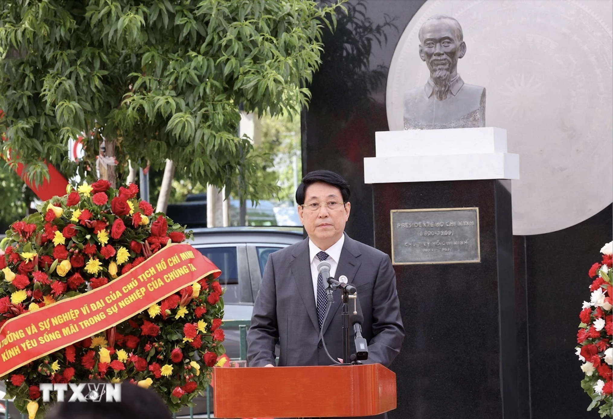 Chủ tịch nước Lương Cường đặt v&ograve;ng hoa tưởng niệm Chủ tịch Hồ Ch&iacute; Minh tại Chile- Ảnh 3.