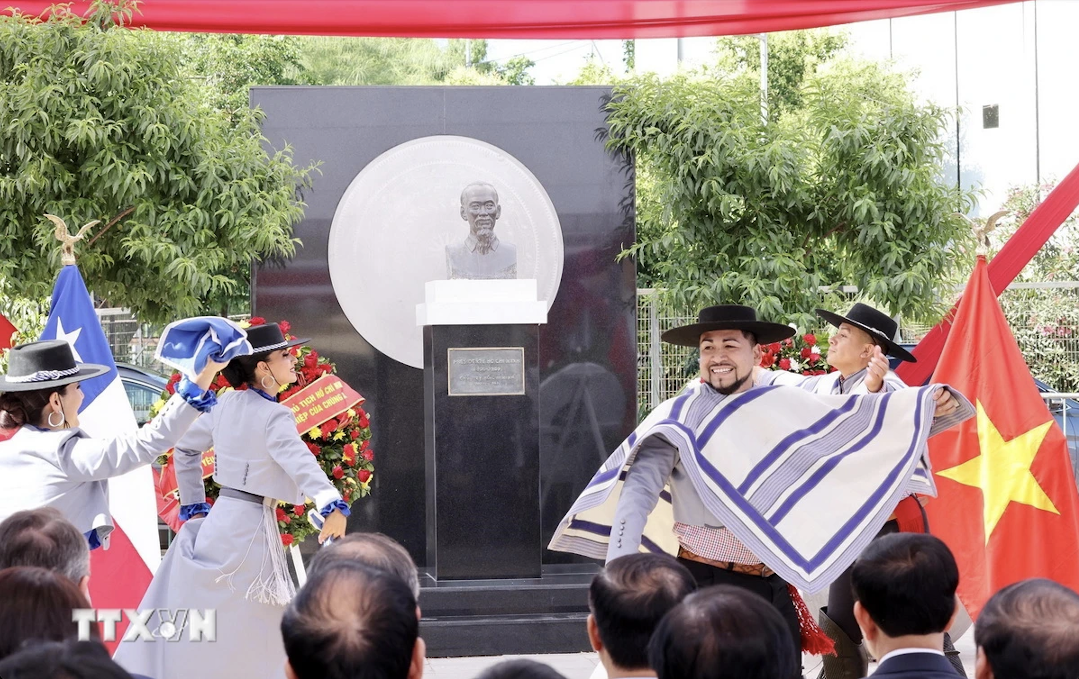 Chủ tịch nước Lương Cường đặt v&ograve;ng hoa tưởng niệm Chủ tịch Hồ Ch&iacute; Minh tại Chile- Ảnh 15.