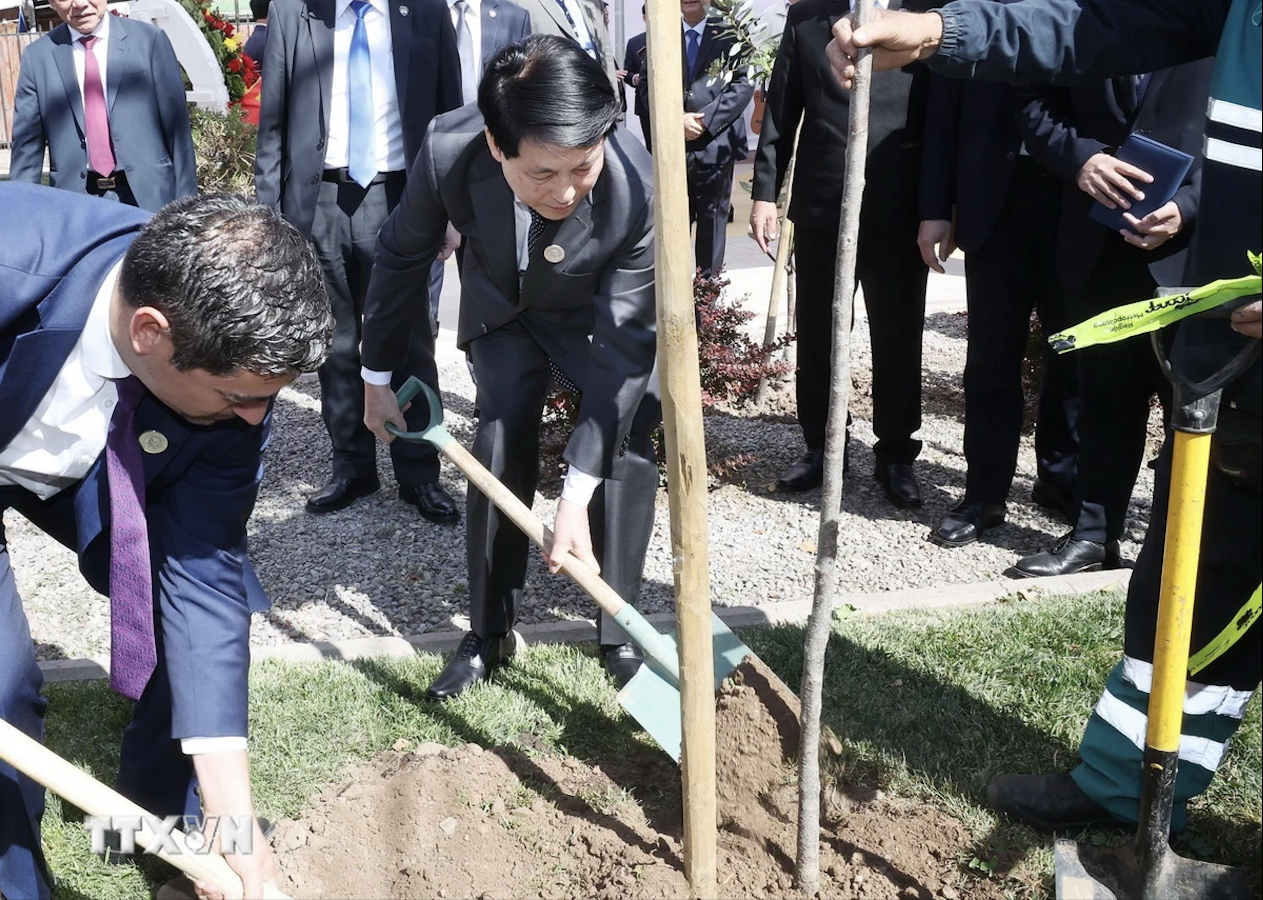 Chủ tịch nước Lương Cường đặt v&ograve;ng hoa tưởng niệm Chủ tịch Hồ Ch&iacute; Minh tại Chile- Ảnh 5.