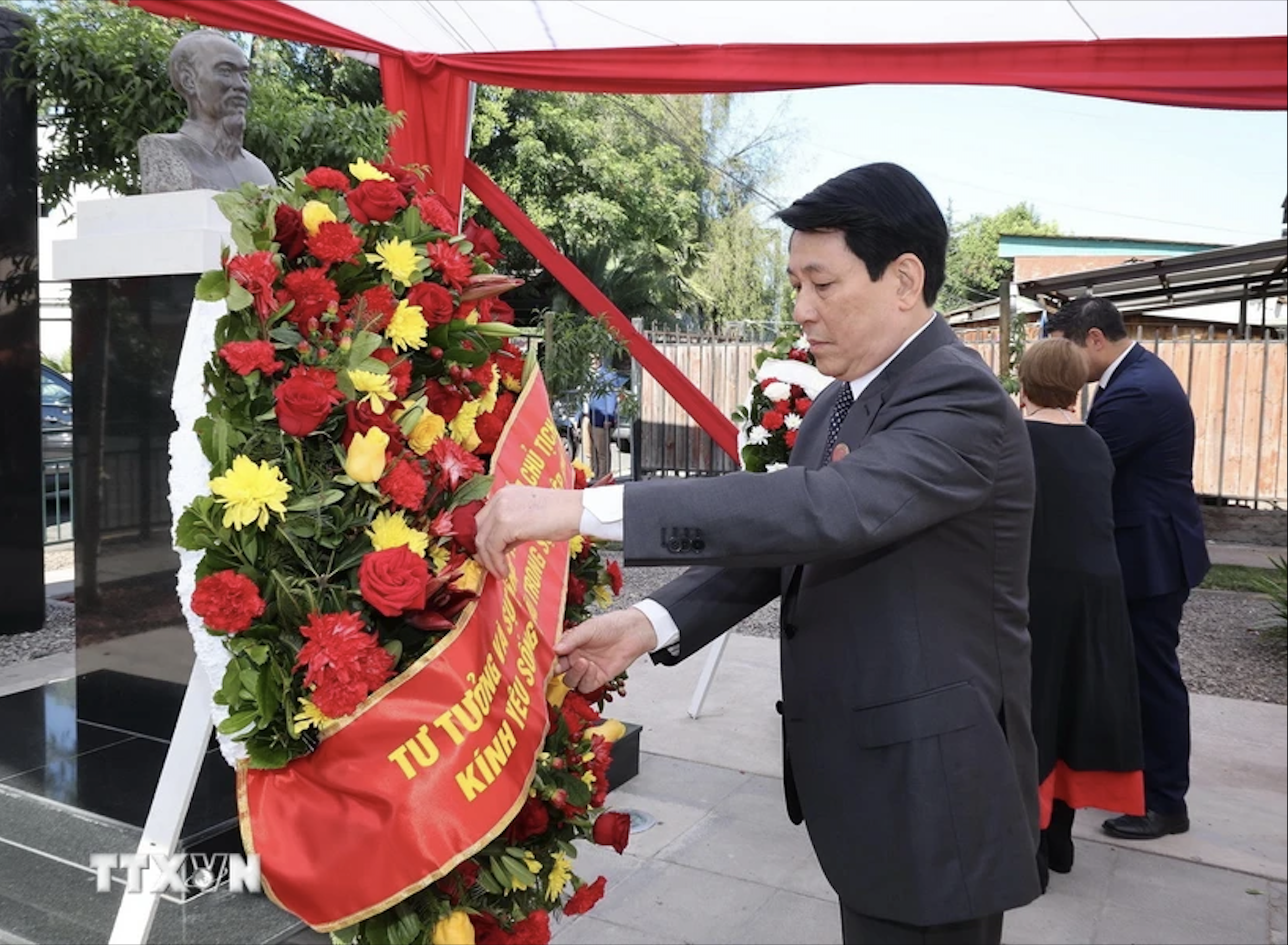 Chủ tịch nước Lương Cường đặt v&ograve;ng hoa tưởng niệm Chủ tịch Hồ Ch&iacute; Minh tại Chile- Ảnh 1.