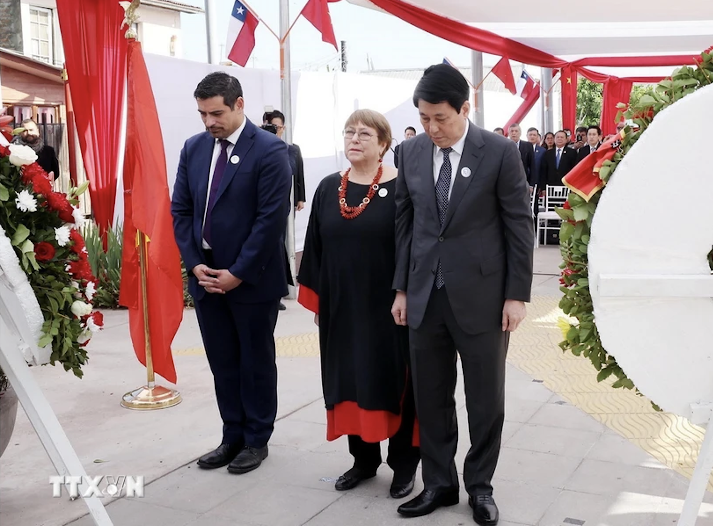 Chủ tịch nước Lương Cường đặt v&ograve;ng hoa tưởng niệm Chủ tịch Hồ Ch&iacute; Minh tại Chile- Ảnh 2.