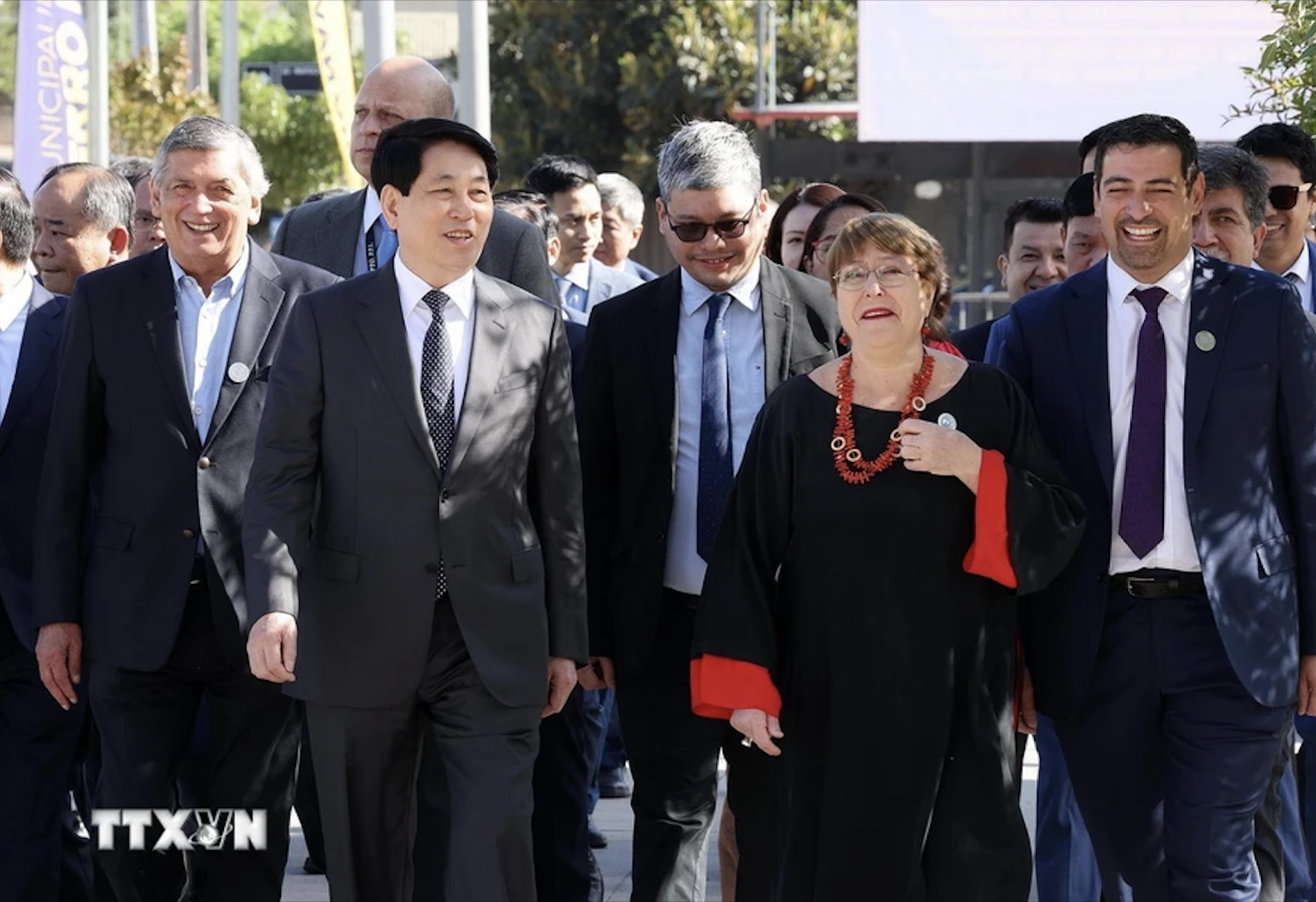 Chủ tịch nước Lương Cường đặt v&ograve;ng hoa tưởng niệm Chủ tịch Hồ Ch&iacute; Minh tại Chile- Ảnh 6.