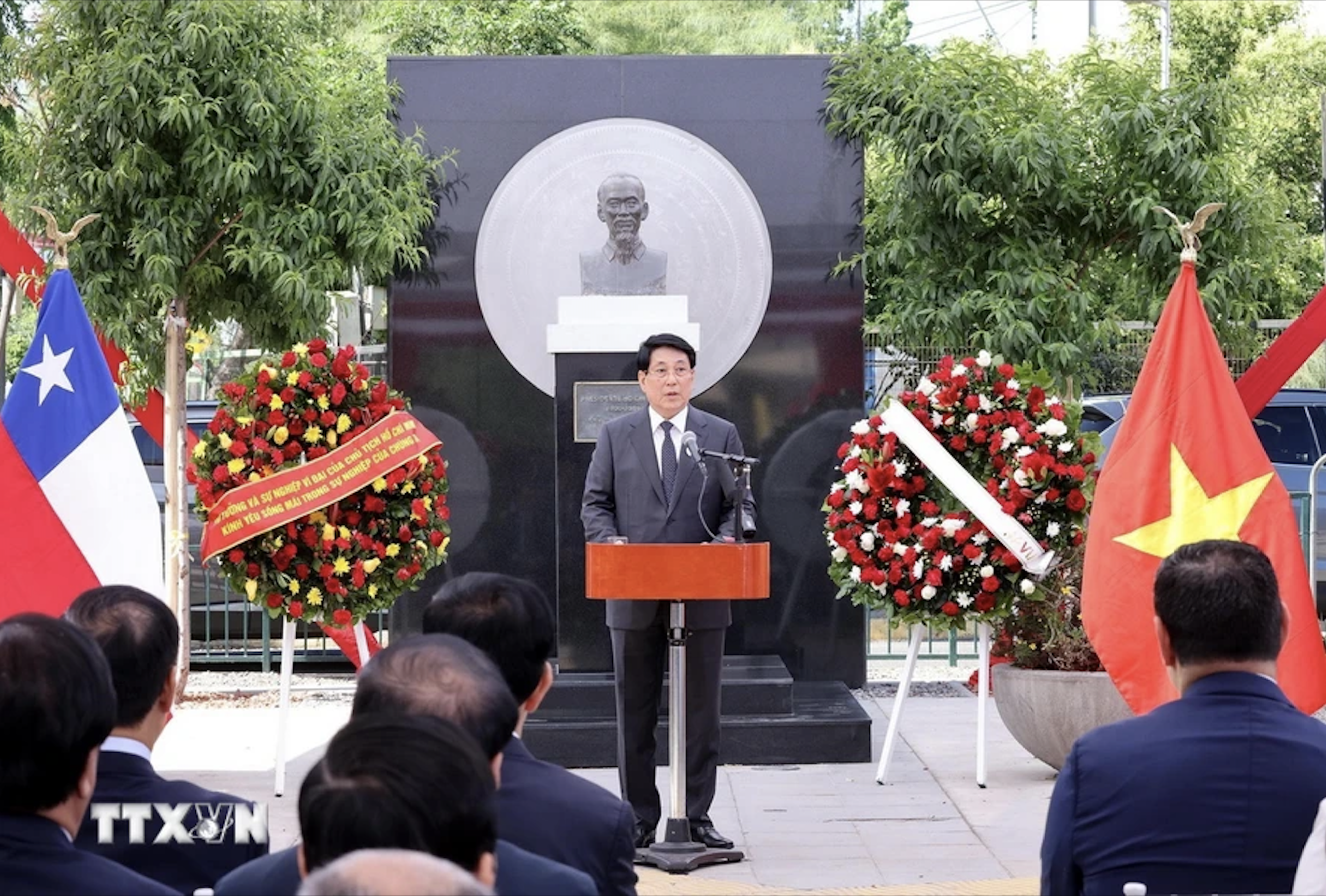Chủ tịch nước Lương Cường đặt v&ograve;ng hoa tưởng niệm Chủ tịch Hồ Ch&iacute; Minh tại Chile- Ảnh 10.