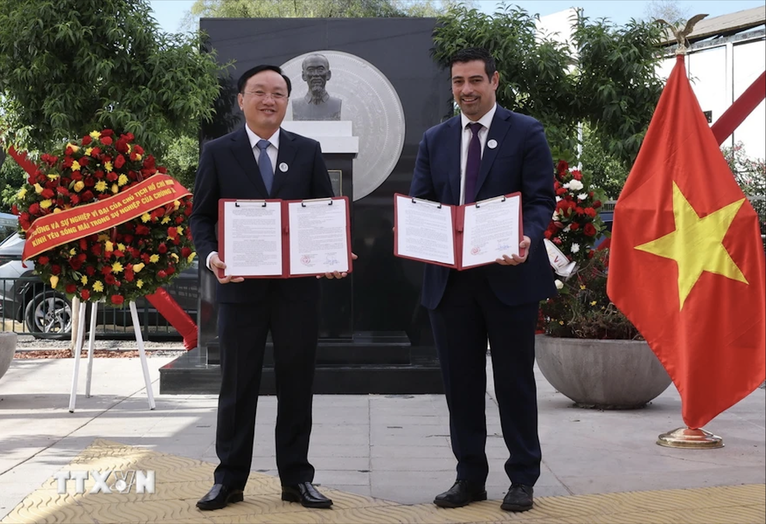 Chủ tịch nước Lương Cường đặt v&ograve;ng hoa tưởng niệm Chủ tịch Hồ Ch&iacute; Minh tại Chile- Ảnh 12.