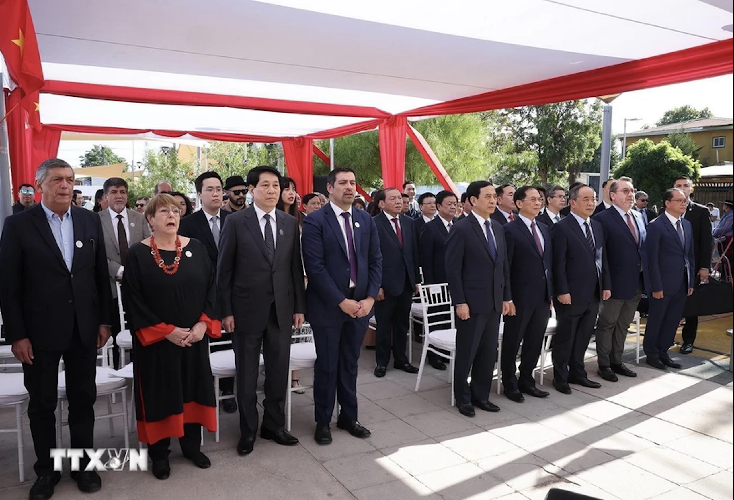 Chủ tịch nước Lương Cường đặt v&ograve;ng hoa tưởng niệm Chủ tịch Hồ Ch&iacute; Minh tại Chile- Ảnh 7.