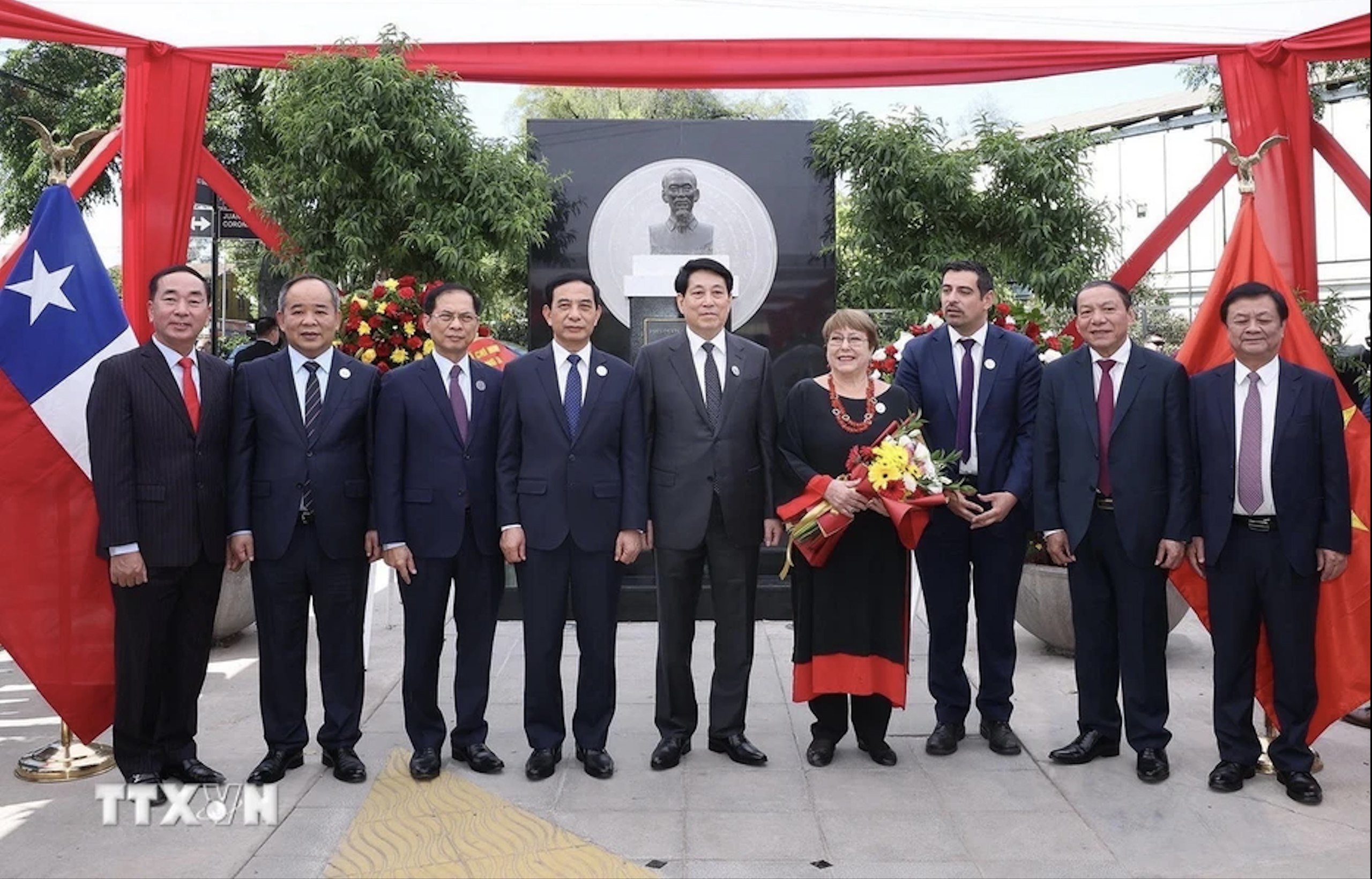 Chủ tịch nước Lương Cường đặt v&ograve;ng hoa tưởng niệm Chủ tịch Hồ Ch&iacute; Minh tại Chile- Ảnh 14.