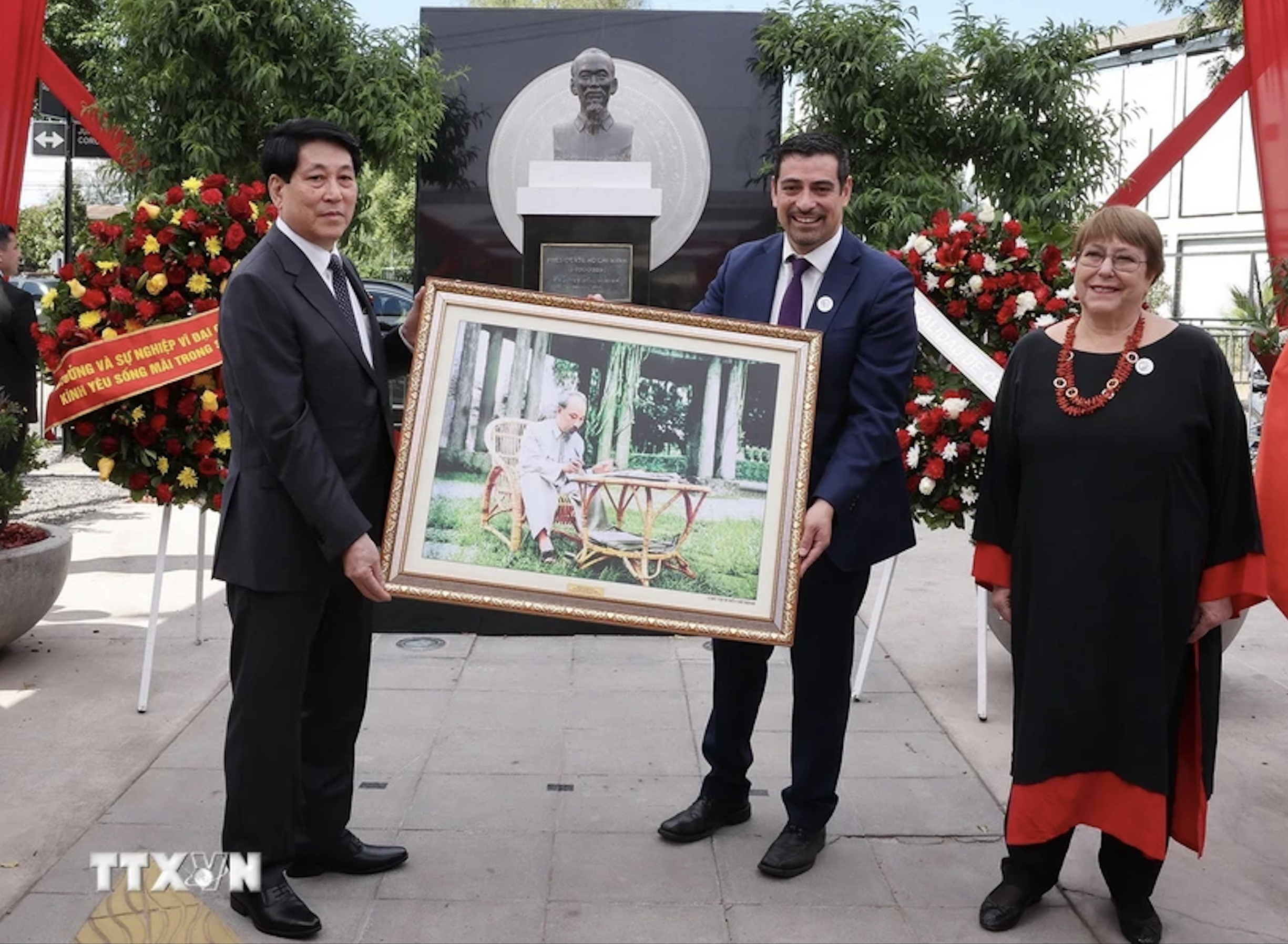Chủ tịch nước Lương Cường đặt v&ograve;ng hoa tưởng niệm Chủ tịch Hồ Ch&iacute; Minh tại Chile- Ảnh 13.