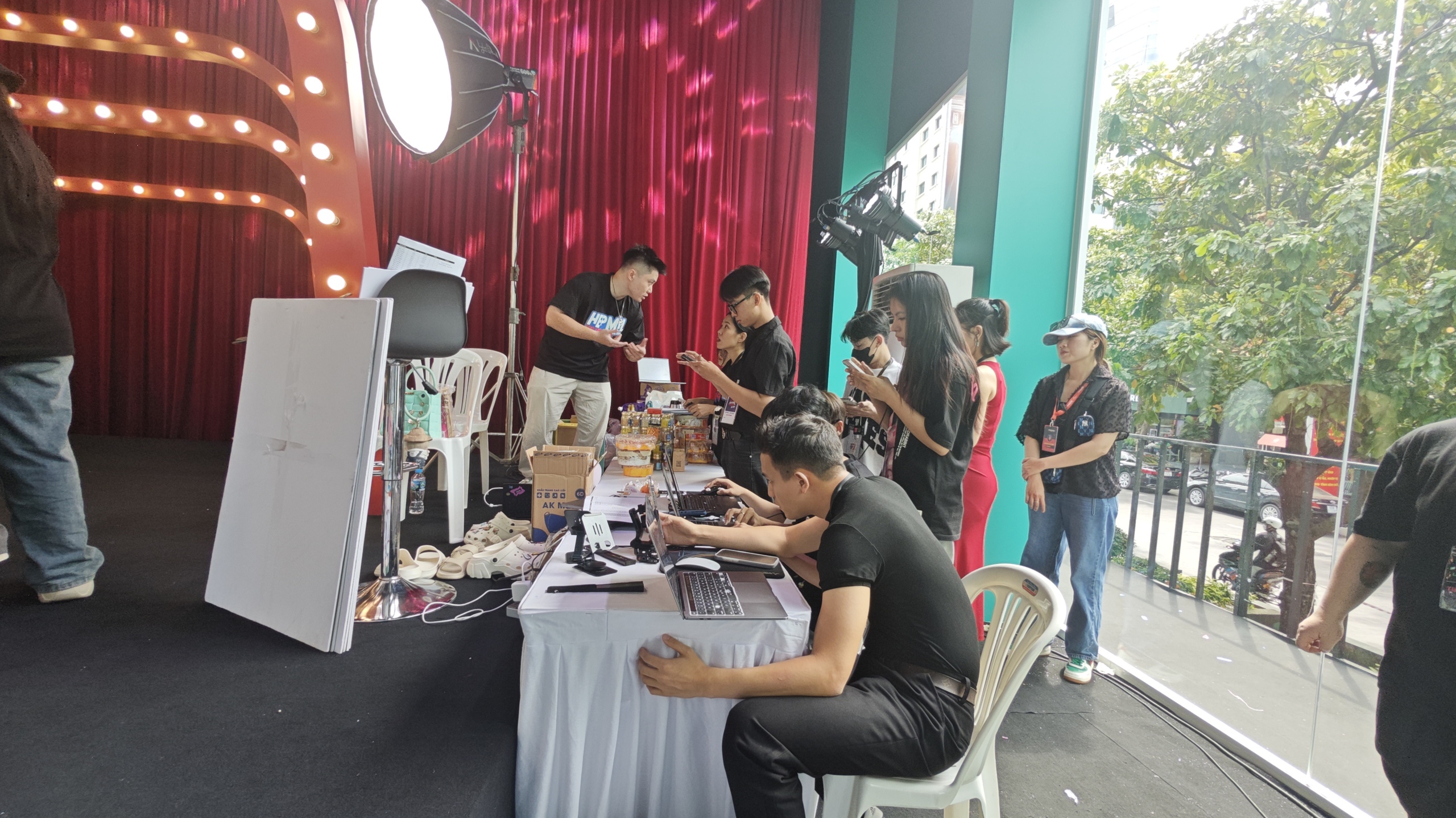 B&ecirc;n trong ng&ocirc;i nh&agrave; livestream khổng lồ tr&ecirc;n Phố đi bộ Nguyễn Huệ- Ảnh 3.