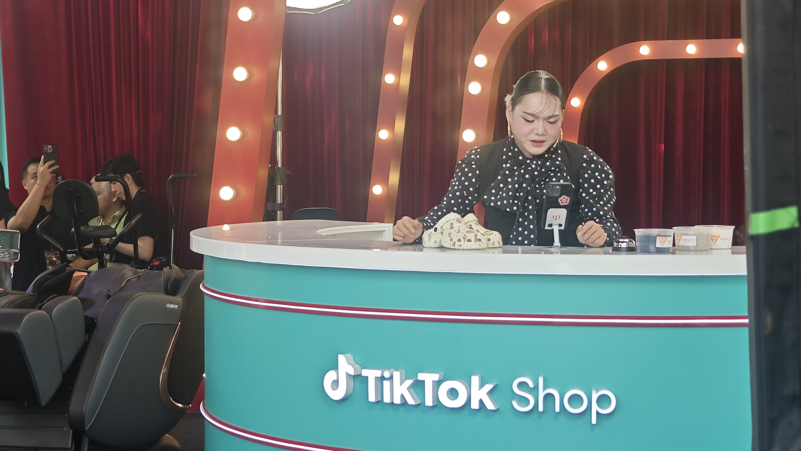 B&ecirc;n trong ng&ocirc;i nh&agrave; livestream khổng lồ tr&ecirc;n Phố đi bộ Nguyễn Huệ- Ảnh 4.