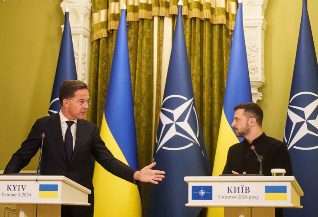 Tổng Thư k&yacute; NATO Mark Rutte (tr&aacute;i) gặp gỡ Tổng thống Ukraine Volodymyr Zelensky tại Kiev hồi đầu th&aacute;ng 10. Ảnh: The Hill
