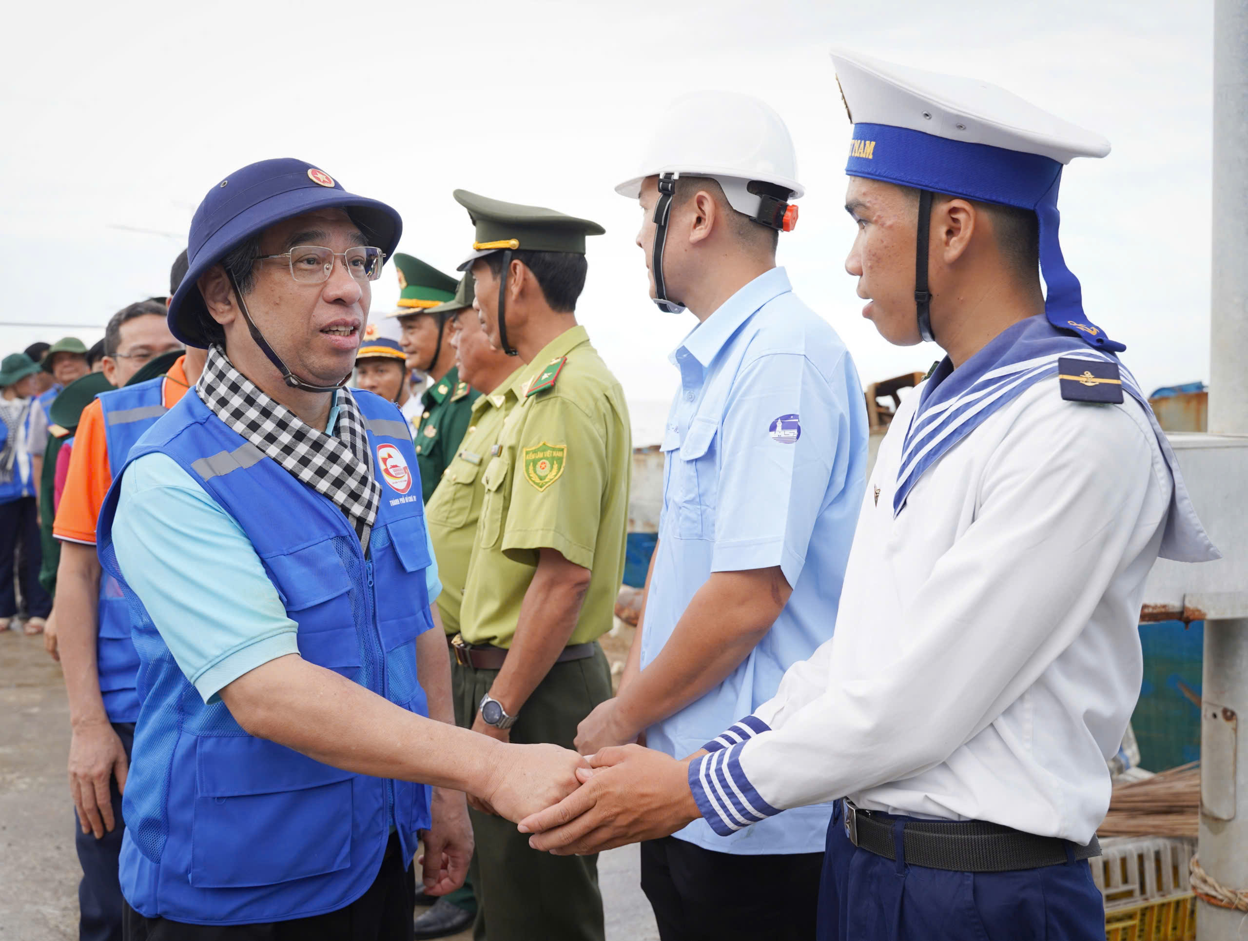 Đo&agrave;n đại biểu TP HCM mang t&igrave;nh cảm đến c&aacute;n bộ, chiến sĩ tr&ecirc;n đảo H&ograve;n Khoai- Ảnh 6.
