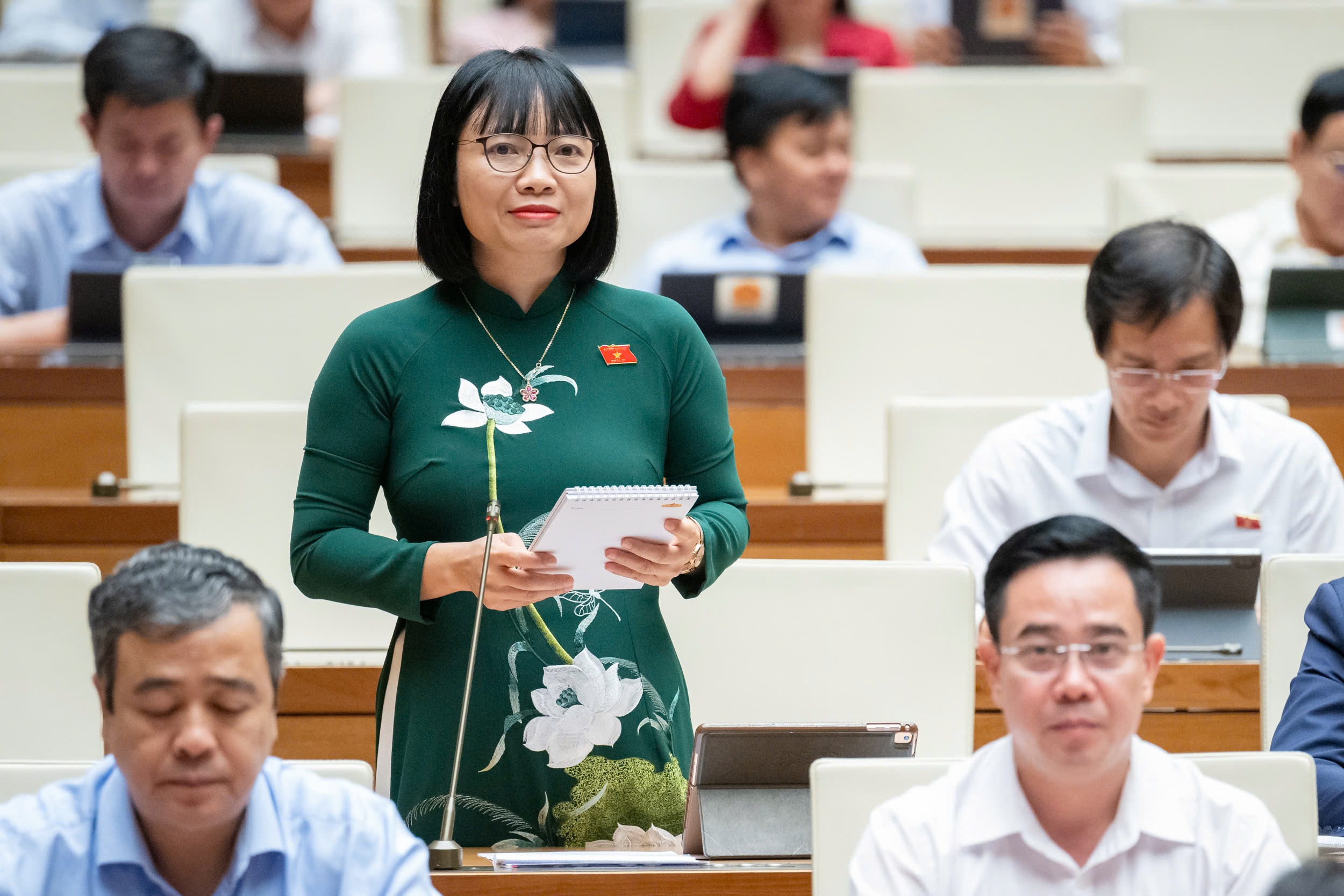 Đại biểu Nguyễn Thị Việt Nga chất vấn Thống đốc Ng&acirc;n h&agrave;ng Nh&agrave; nước Nguyễn Thị Hồng v&agrave;o s&aacute;ng 11-11Ảnh: HỒ LONG