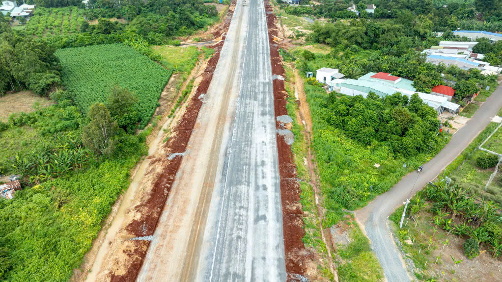 Cao tốc Bi&ecirc;n H&ograve;a - Vũng T&agrave;u v&agrave;o cao điểm thi c&ocirc;ng - Ảnh 1.