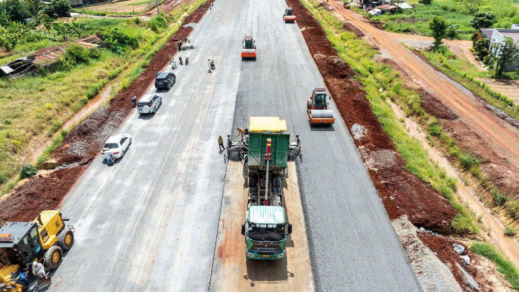 Cao tốc Bi&ecirc;n H&ograve;a - Vũng T&agrave;u v&agrave;o cao điểm thi c&ocirc;ng - Ảnh 2.