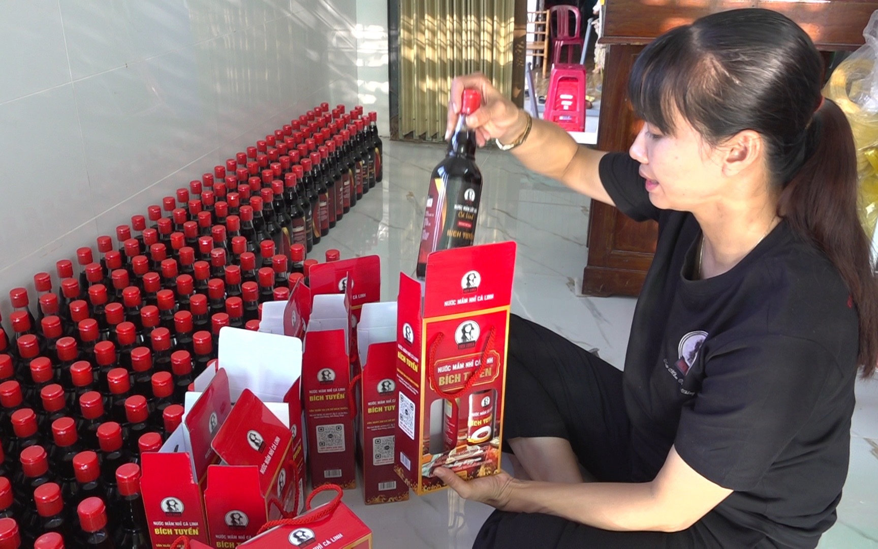 NÂNG BƯỚC NGƯỜI LAO ĐỘNG: Mắm nhỉ cá linh làm nên chuyện