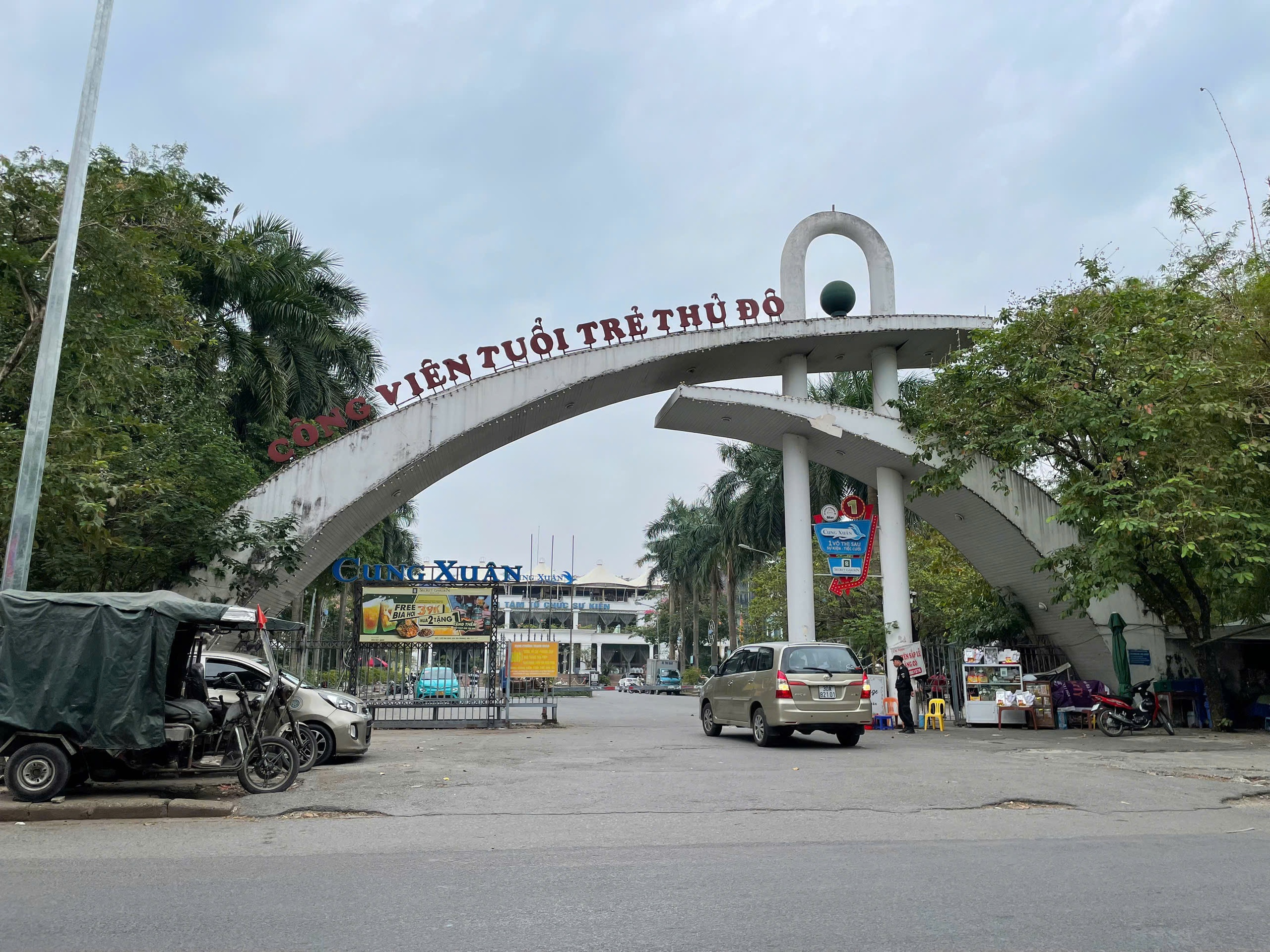 C&ocirc;ng vi&ecirc;n Tuổi Trẻ Thủ Đ&ocirc; hoang t&agrave;n, xuống cấp nghi&ecirc;m trọng trước khi hạ r&agrave;o- Ảnh 1.