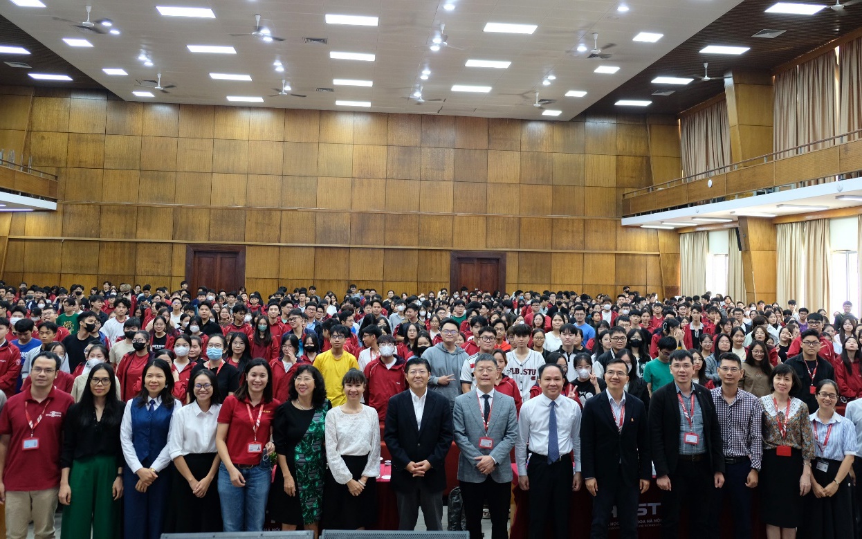 Hơn 800 sinh viên Đại học Bách Khoa Hà Nội giao lưu cùng Tổng Giám đốc Ajinomoto Việt Nam
